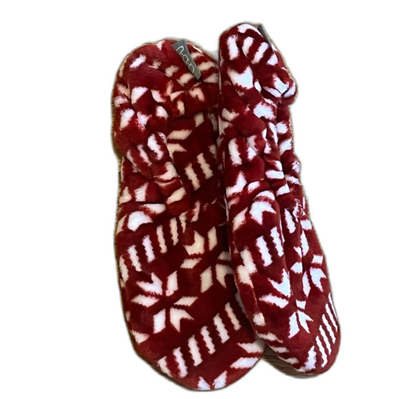 Brookstone Plush Red White Snowflake Slippers One Size - Picture 8 of 11